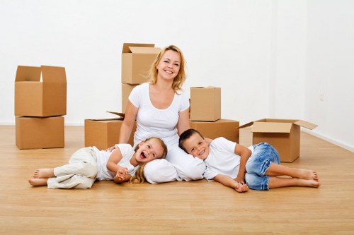 Professional moving support for a household relocation in Poplar